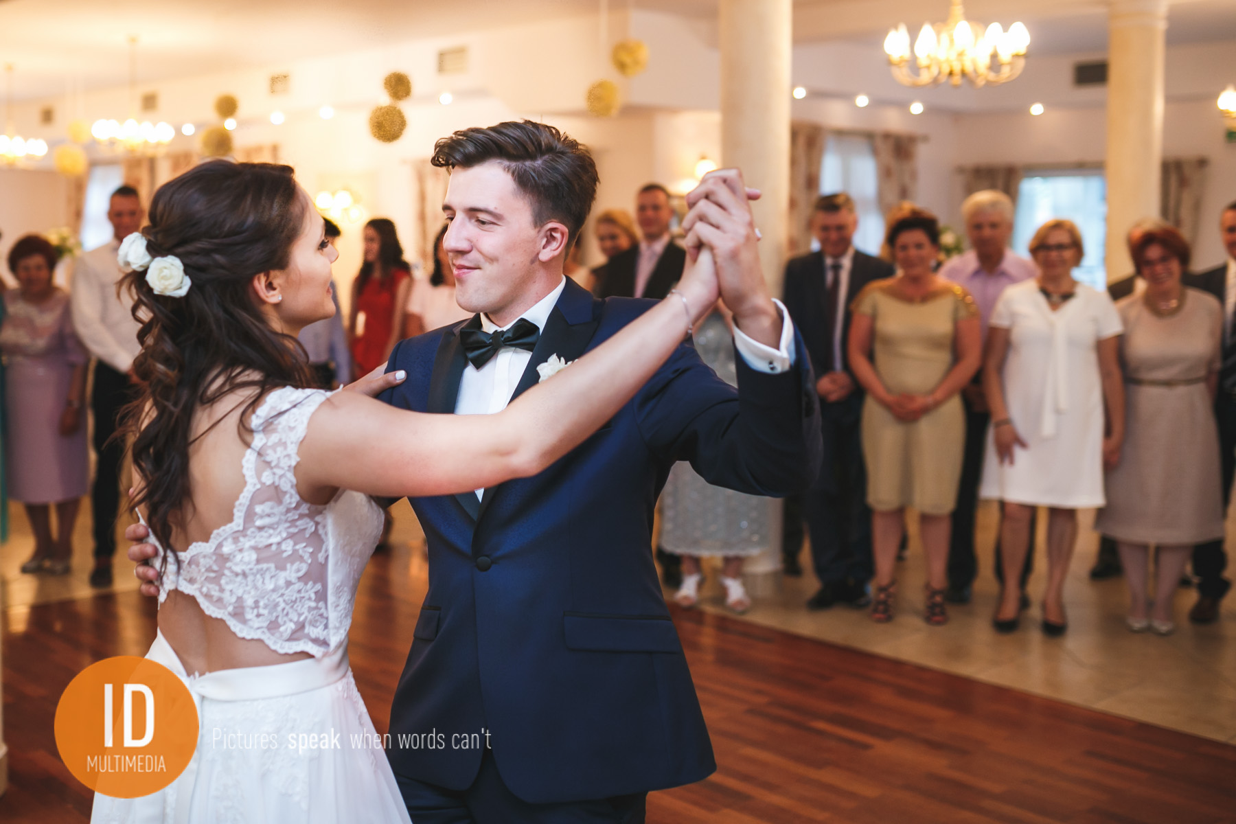 zdjęcia ślubne Sylwii i Jakuba pierwszy taniec